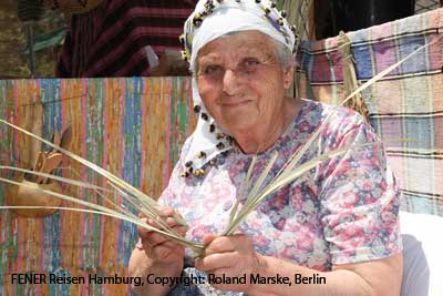 Korbflechterin auf dem Eko-Markt in B&uuml;y&uuml;kkonuk