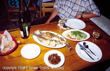 Ein gedeckter Tisch im Cardak Restaurant bei Akyaka T&uuml;rkei