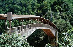 Eigenartige Br&uuml;cke auf dem Weg nach Uzung&ouml;l