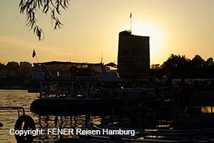 Abendstimmung in Sinop an der mittleren Schwarzmeerk&uuml;ste in der T&uuml;rkei, am sch&ouml;nen Fischreihafen