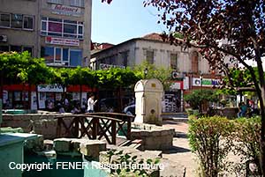 Ein Park in der lebendigen Ortschaft &Uuml;nye an der Schwarzmeerk&uuml;ste in der T&uuml;rkei
