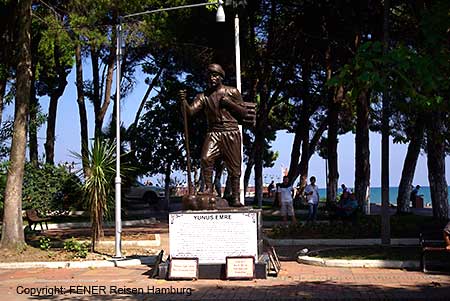 Das Yunus Emre Denkmal in &Uuml;nye